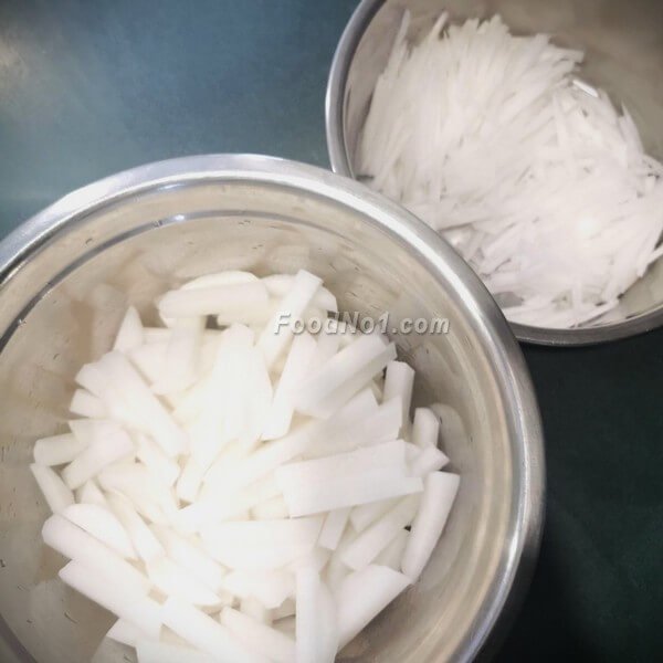 一半刨成絲，一半切成粗條