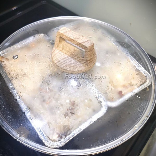 用大火隔水蒸約1小時，或直至蘿蔔糕完全熟透