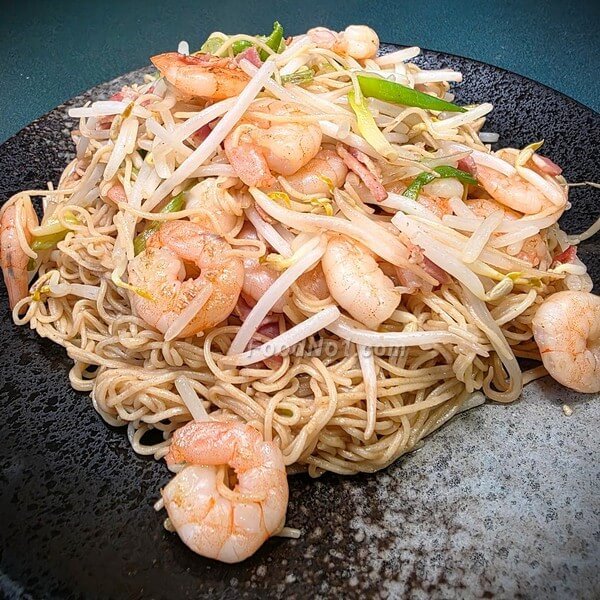 鮮蝦芽菜炒蛋麵-這道麵食提供碳水化合物、蛋白質、維生素和礦物質，是一道營養均衡的餐點。