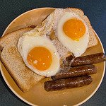 美式早餐：太陽蛋、豬肉腸、多士