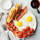豐盛早餐盤：炒蛋、煙肉、烤吐司和烤番茄