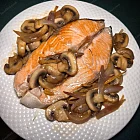 洋蔥蘑菇燴三文魚扒——理氣溫中